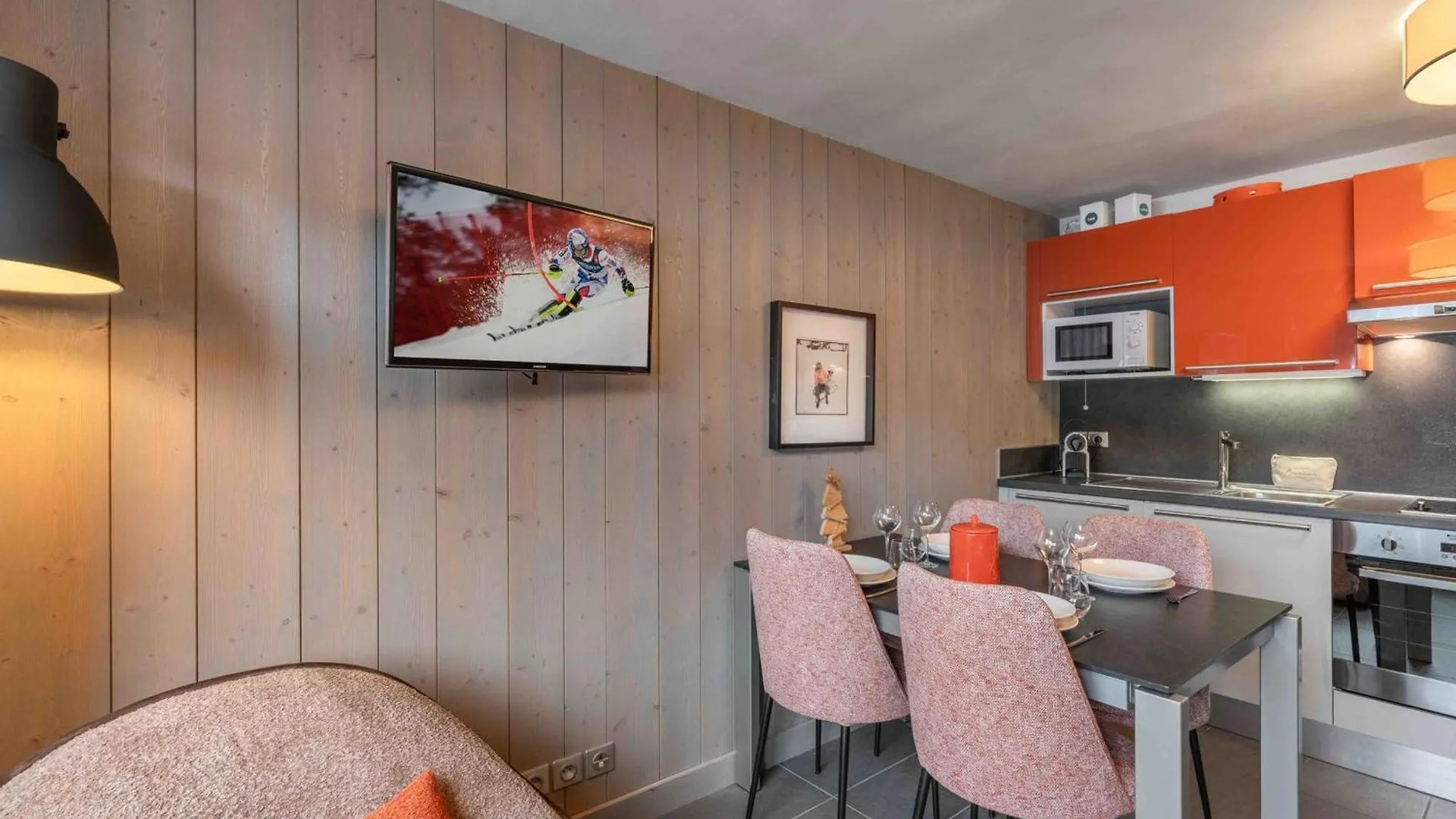 Appartement Raffine A Courchevel Moriond, 4 Etoiles, Pres Des Remontees Mecaniques - Fr-1-563-99 0*,  France